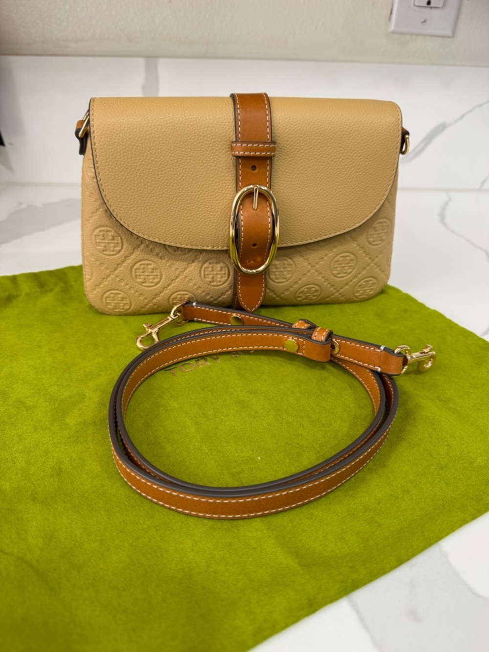 T MONOGRAM PEBBLED SOFT SMALL SHOULDER BAG - Picture 4 of 10